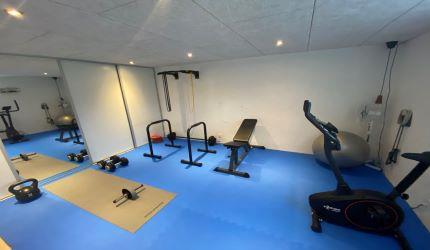 En af vores kunder hos HeveaMats har fået monteret Foam måtten i hele hans hjemmetræningsrum